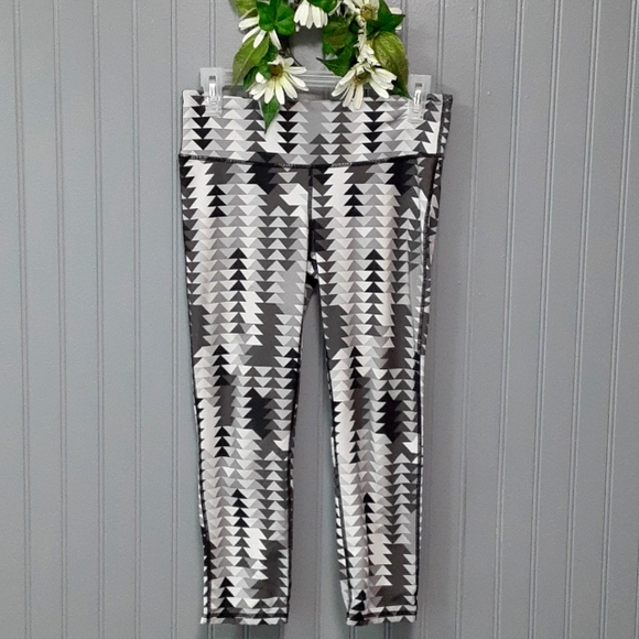 BOTH Gap Fit Capri Leggings - Picture 2 of 14